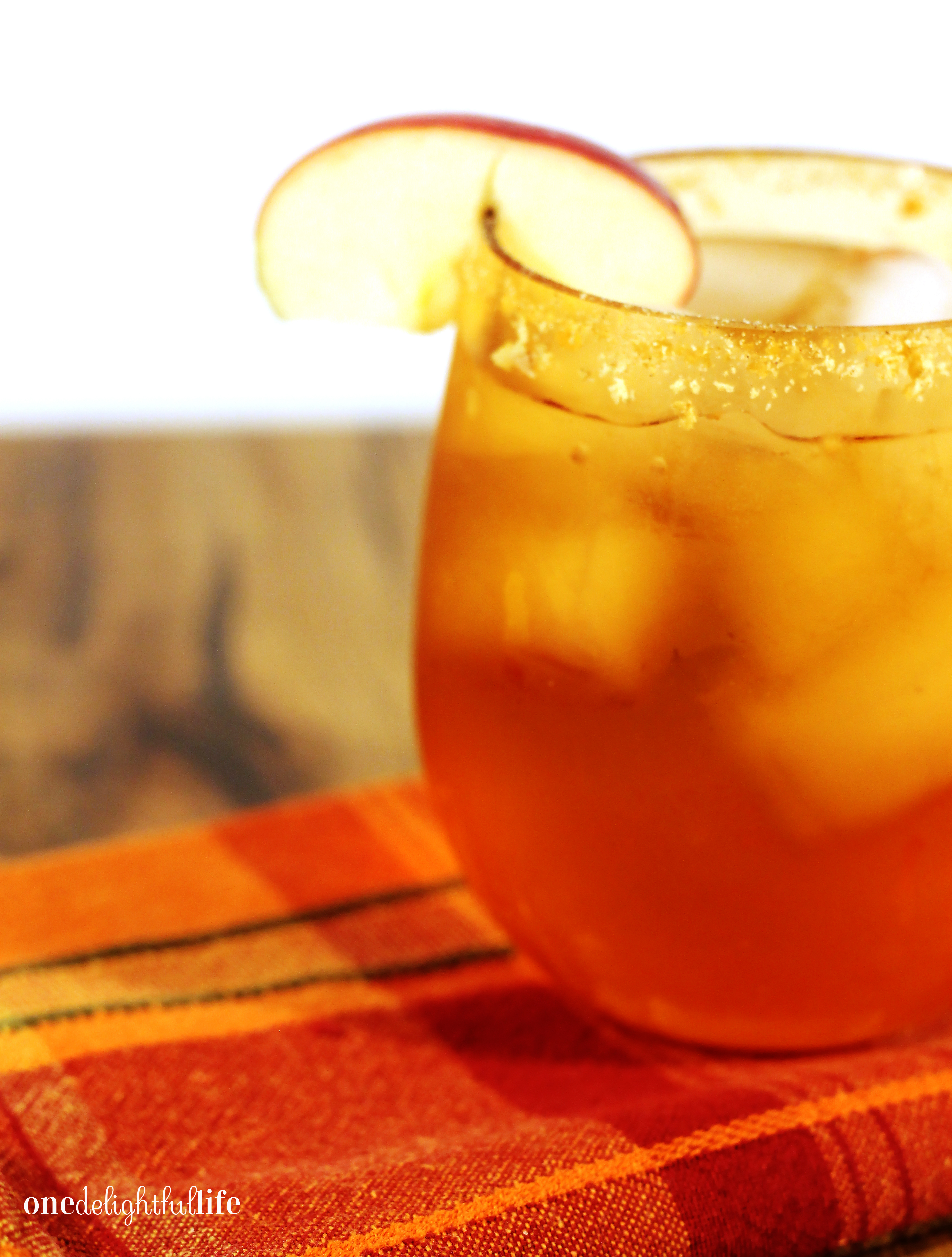 pumpkin-spice-and-everything-nice-apple-cocktail