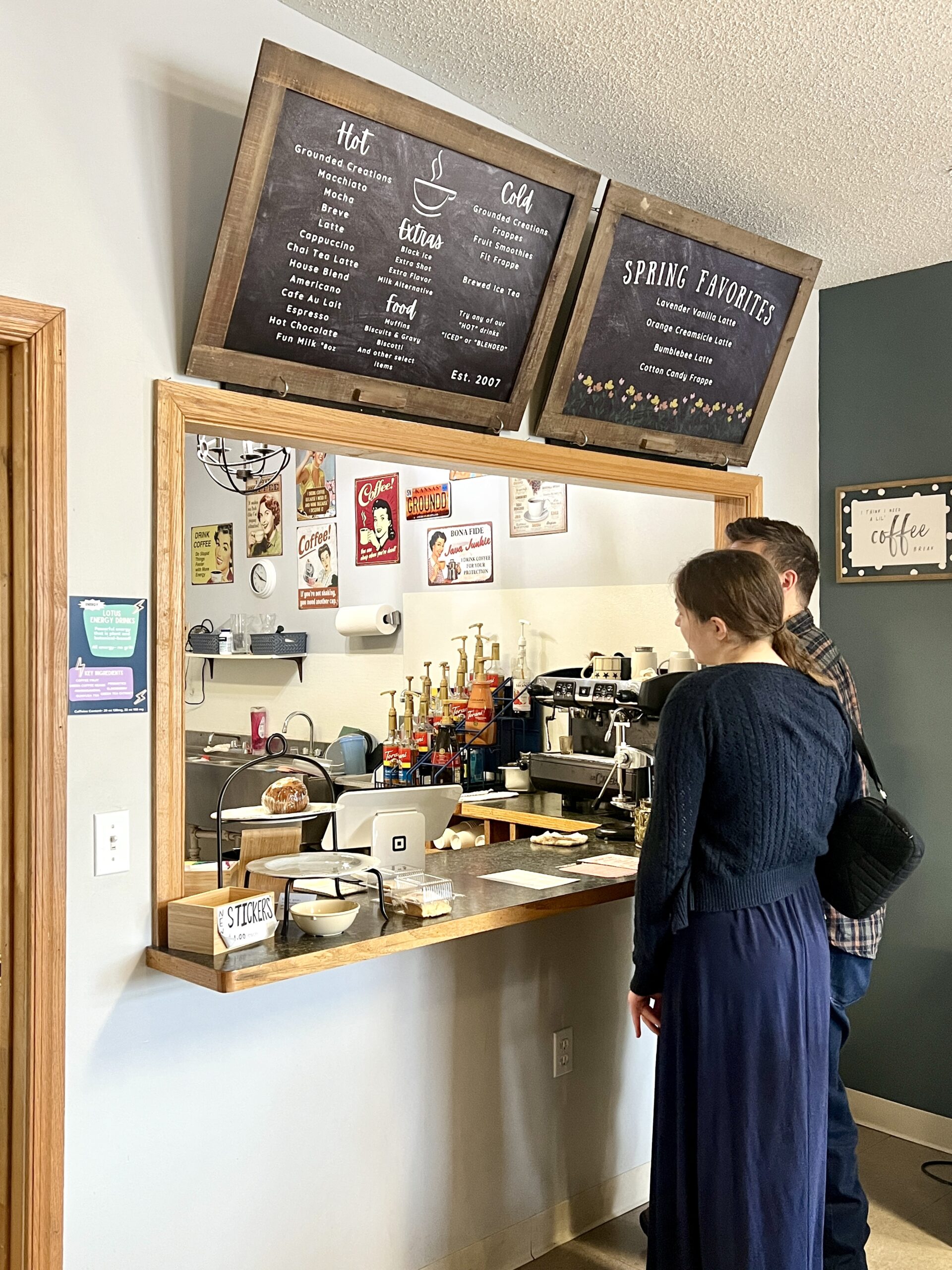 Grounded House Coffee serves caffeinated beverages and muffins. 
