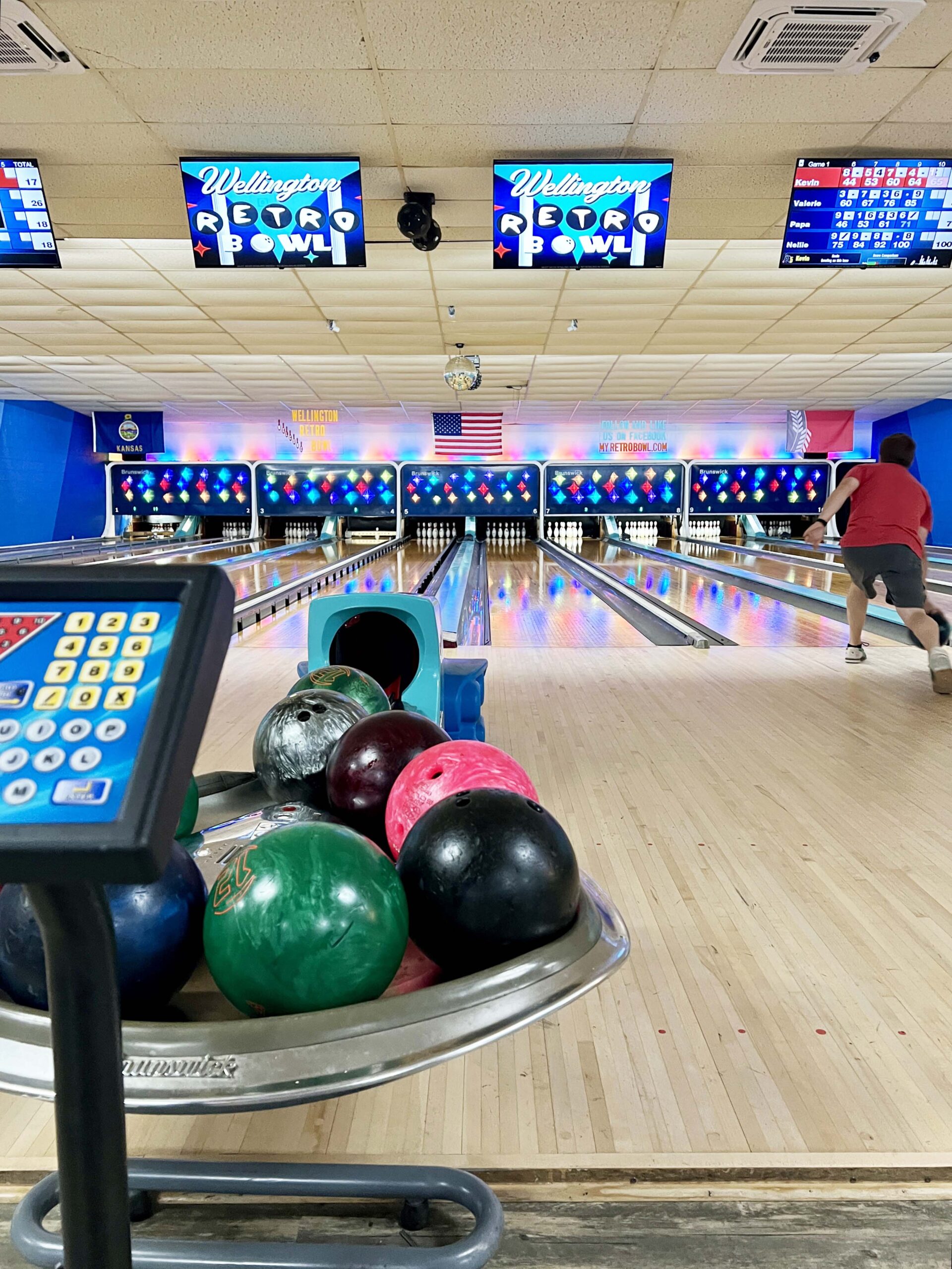 10-lane retro-themed bowling alley in Wellington, Kansas 