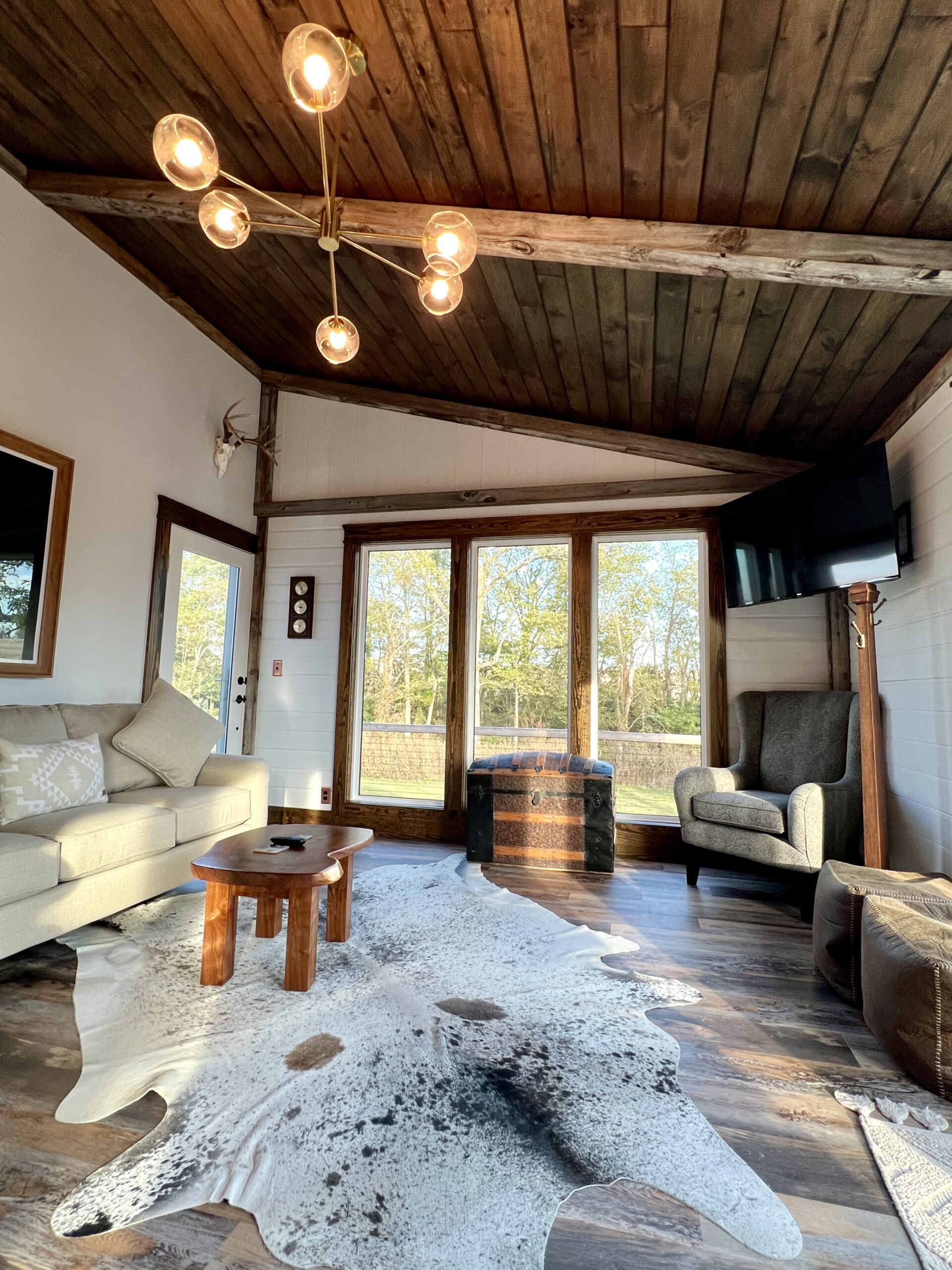 The farmland's original owner saved the 1900s structure and slowly brought it back to life, adding wall-to-wall windows. His handiwork is also evident in the reclaimed wood, vaulted ceilings.