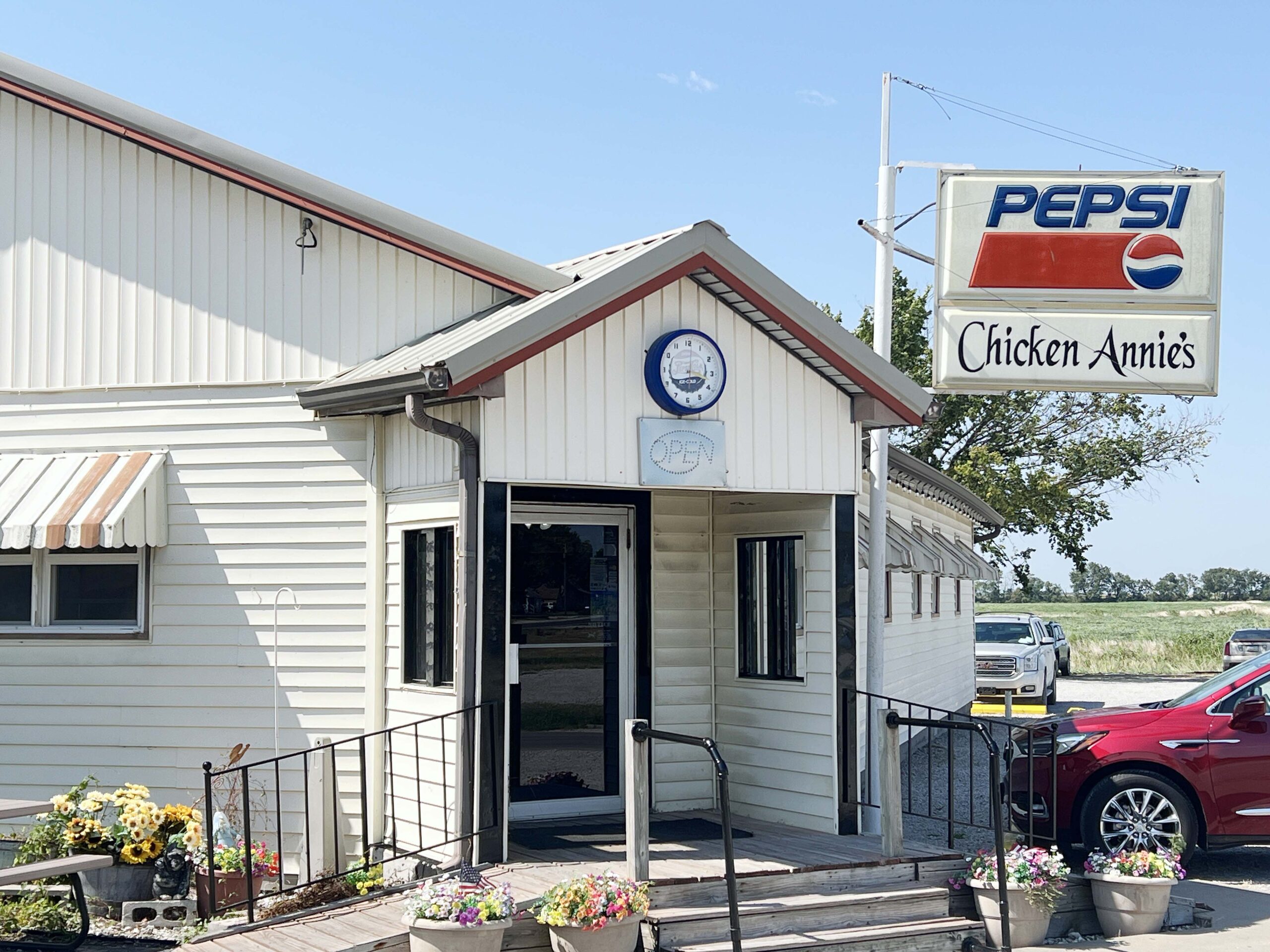 Chicken Annie's Girard serves fried chicken dinners and homemade pies.