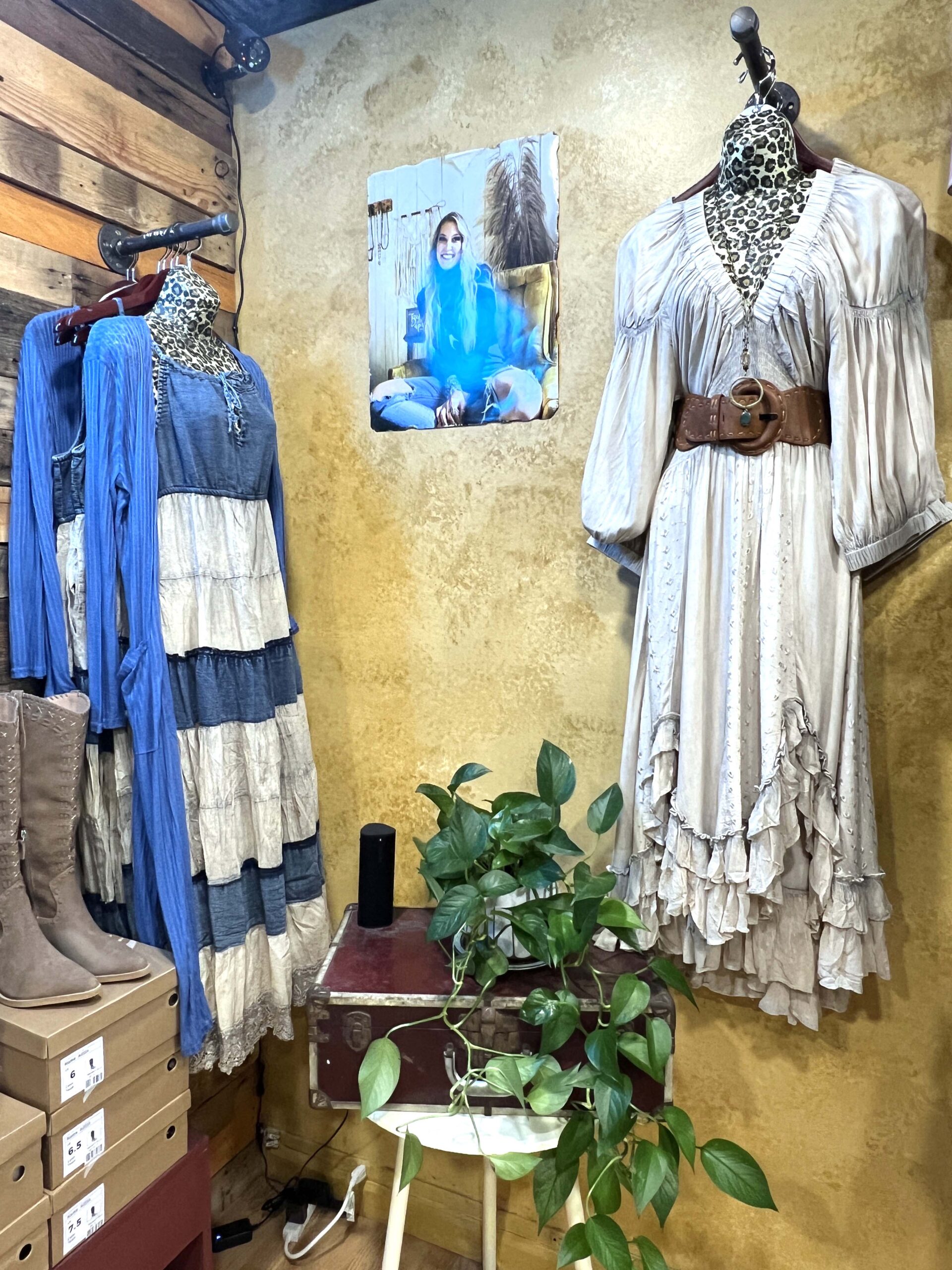 Turquoise & Tines is a women's clothing boutique and jewelry retailer. 