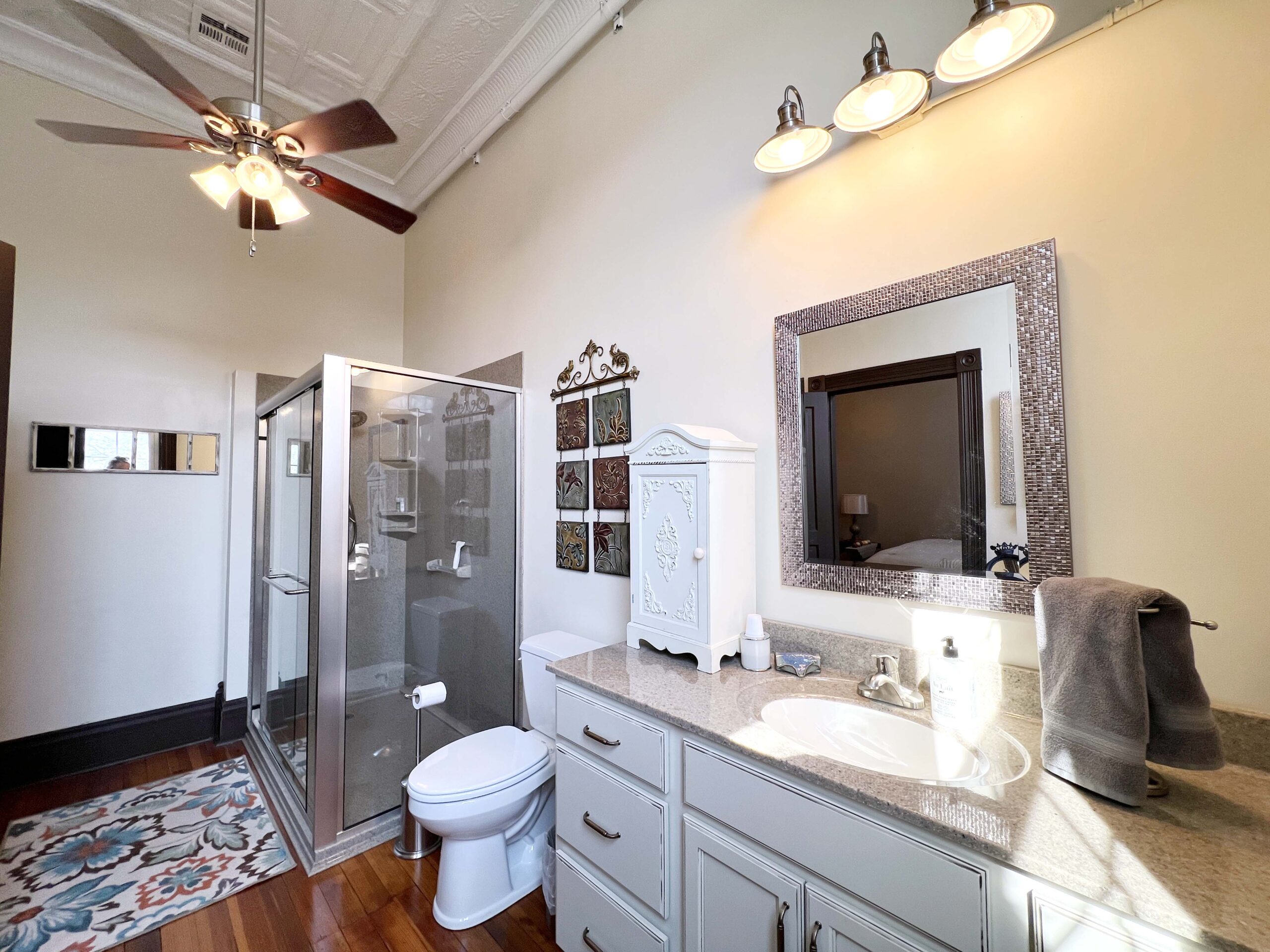 Eagle Nest vacation rental primary bathroom in Burlington, Kansas 