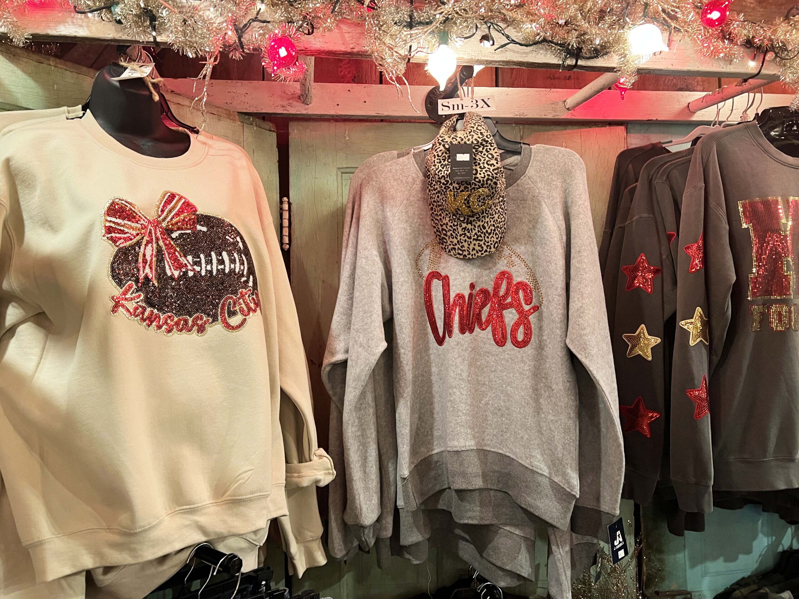 Country Living and Boutique sells women's clothing, gifts, and home decor items.