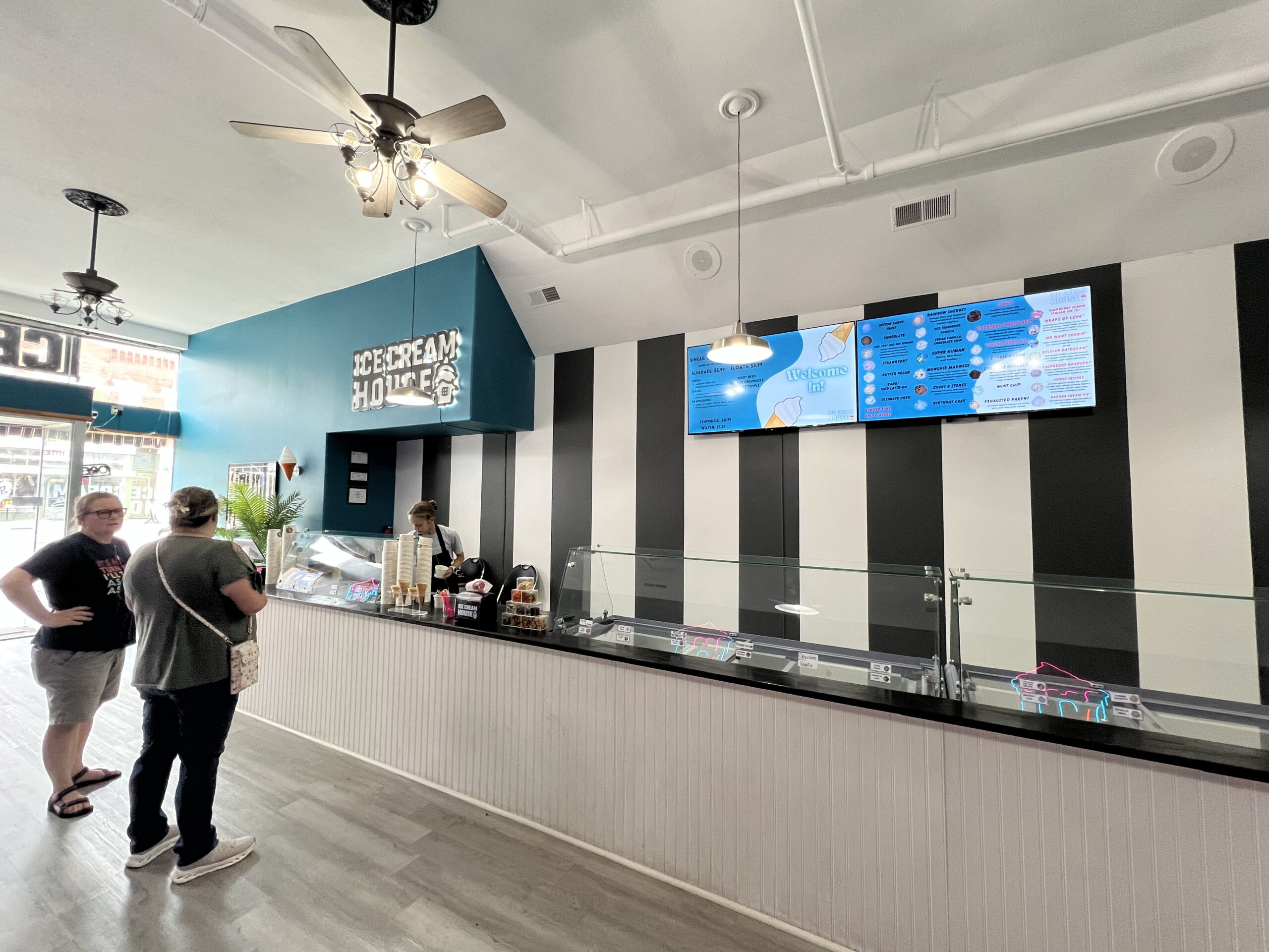 Ice Cream House serves premium scoop ice cream from Wisconsin. 
