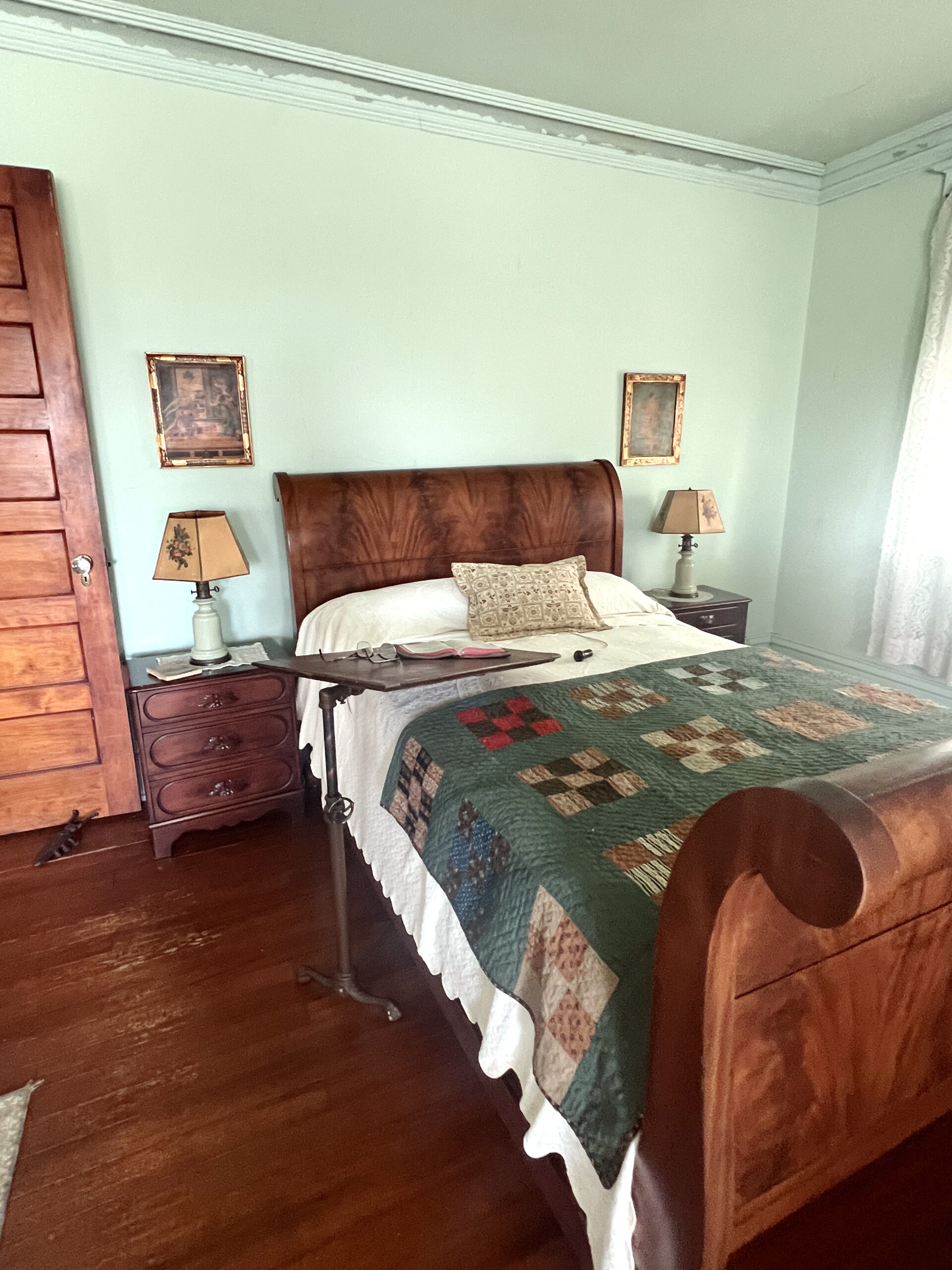 The Brown Family mansion includes 16 rooms, including the original furniture.