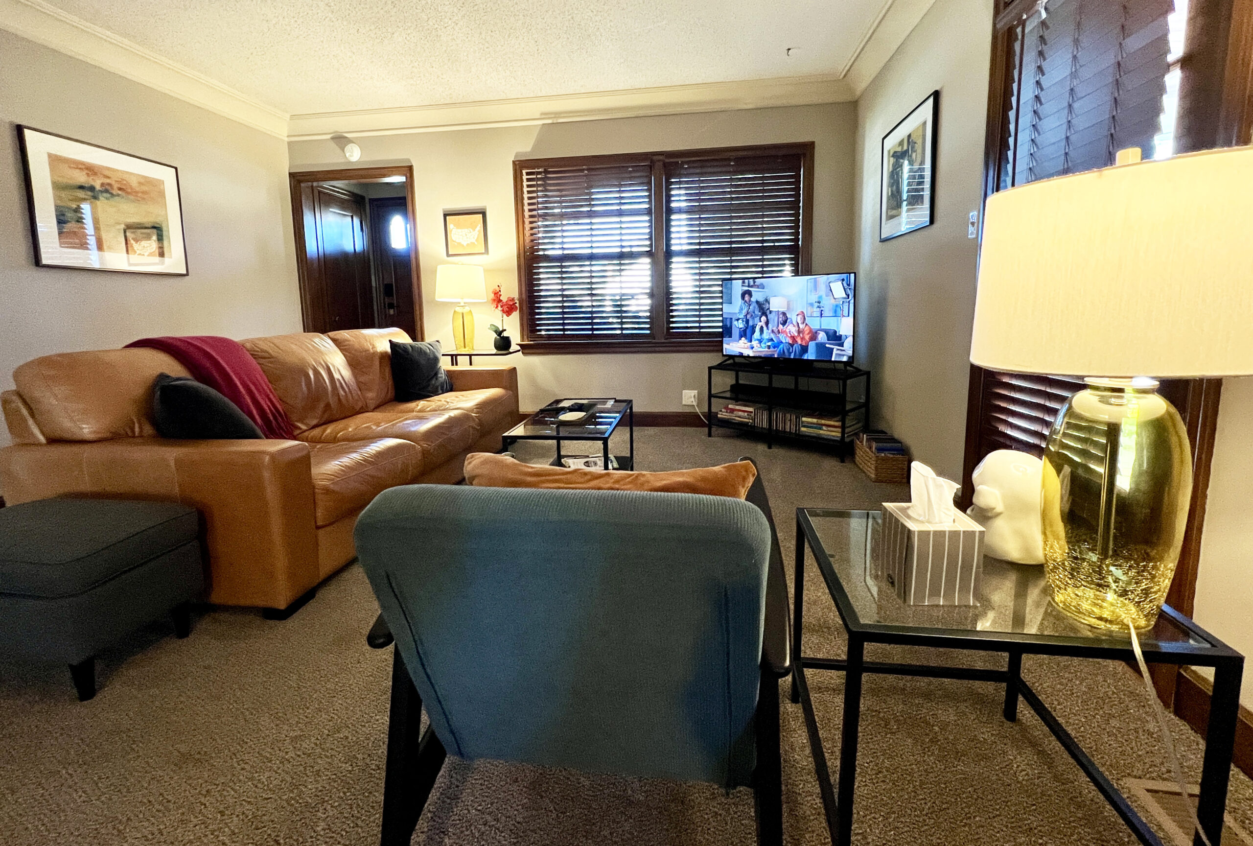 Bungalow home living room, a vacation rental in Coffeyville, Kansas.